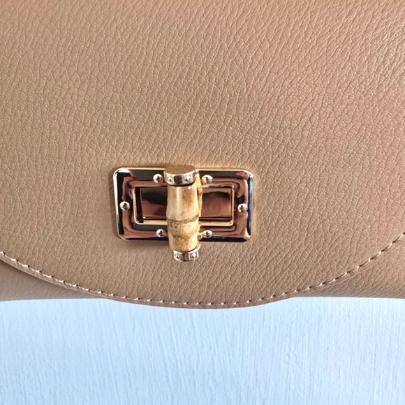 NWT Le Miel Beige Vegan Leather Crossbody Bag with Adjustable & Removable Strap - Picture 3 of 12